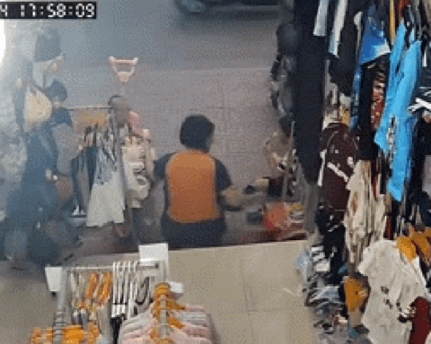 Clip gây phẫn nộ : Một thanh niên đá vào người phụ nữ đang trông con nhỏ