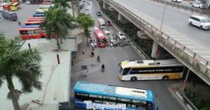 Khu vực bến xe Nước Ngầm sau khi xén dải phân cách