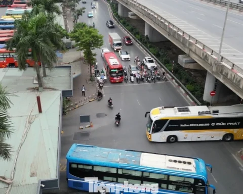 Khu vực bến xe Nước Ngầm sau khi xén dải phân cách