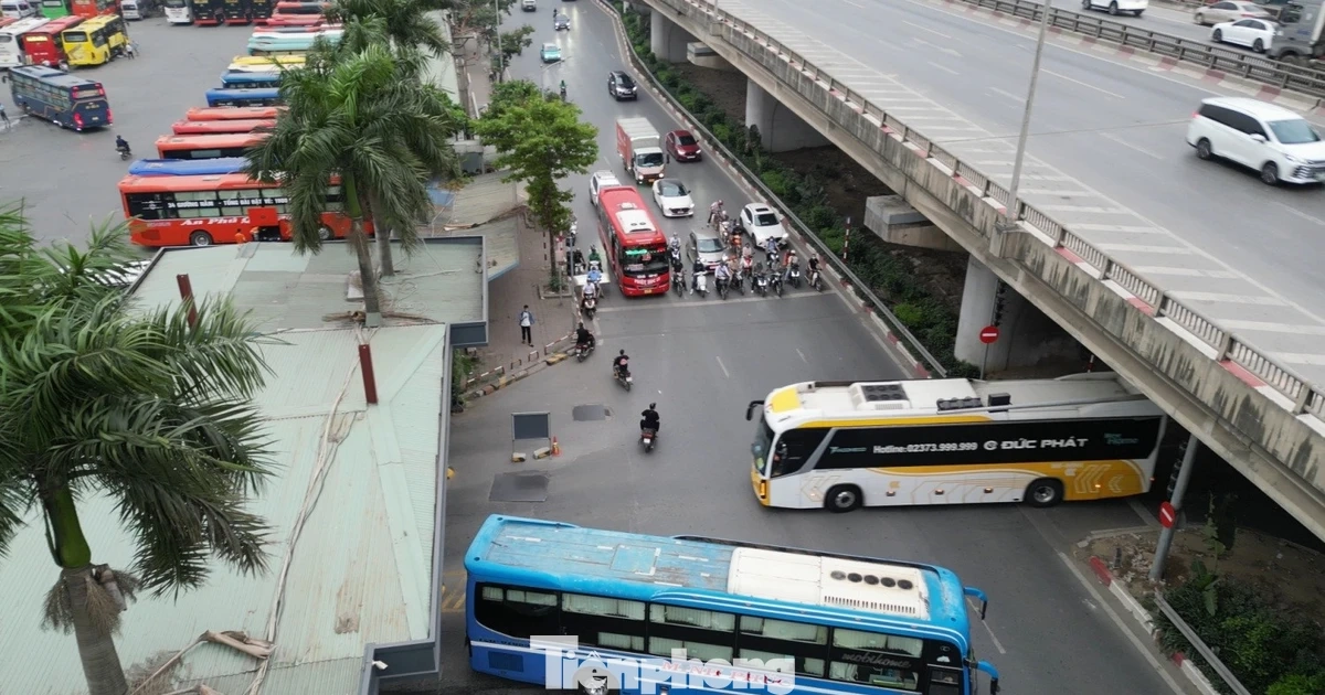 Khu vực bến xe Nước Ngầm sau khi xén dải phân cách