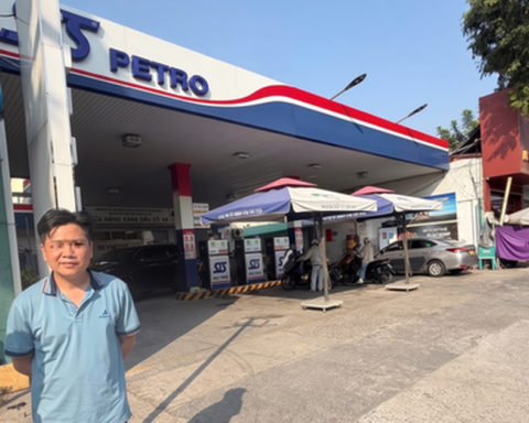 Đầu tư chứng khoán thất bại rồi làm liều với người bán vé số khuyết tật