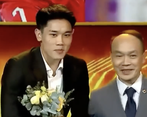 Đình Bắc diện vest bảnh bao nhận Gương mặt trẻ Thể thao của năm tại giải Cống hiến