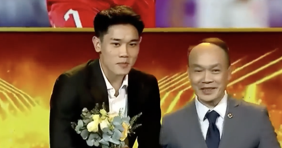 Đình Bắc diện vest bảnh bao nhận Gương mặt trẻ Thể thao của năm tại giải Cống hiến