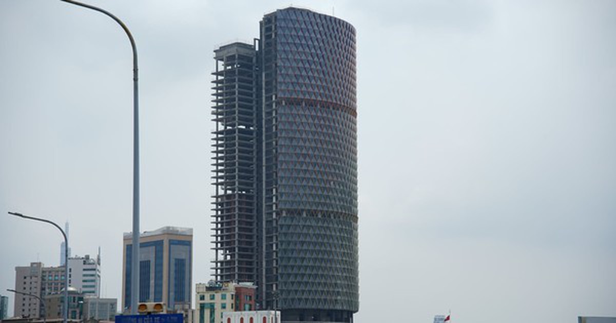 Tòa nhà “tai tiếng” trên đất vàng TPHCM: Số phận lao đao, trở thành khoản nợ xấu BĐS lớn bậc nhất, đến lớp vỏ rực rỡ mỗi đêm dù bên trong vẫn là khối bê tông khổng lồ