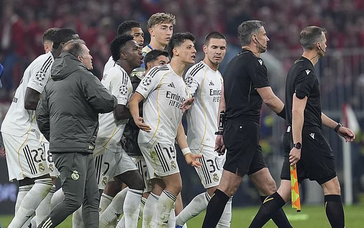 Trận tứ kết Champions League vs Bayern căng thẳng thế nào mà dàn sao Real Madrid giận dữ đòi “ăn thua” với trọng tài?