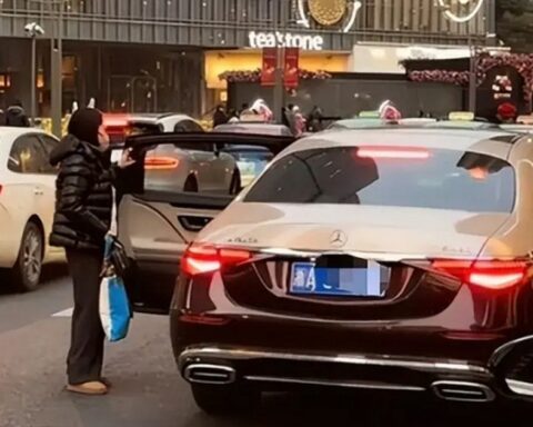 Bà mẹ đi Maybach đón con bị chụp ảnh lén, mắng “nhà giàu quê mùa”: Soi giá từ đầu tới chân mà choáng váng!