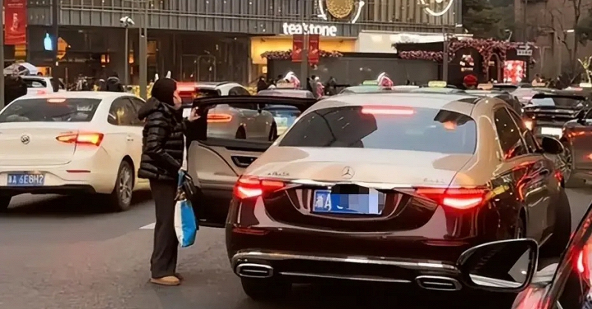 Bà mẹ đi Maybach đón con bị chụp ảnh lén, mắng “nhà giàu quê mùa”: Soi giá từ đầu tới chân mà choáng váng!