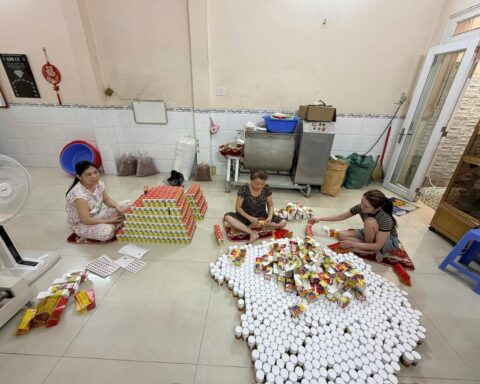 Đột kích “xưởng” thuốc giả khủng ở TP.HCM: Thu giữ 790kg viên nén, 4.000 hộp thuốc dán “mác” ngoại
