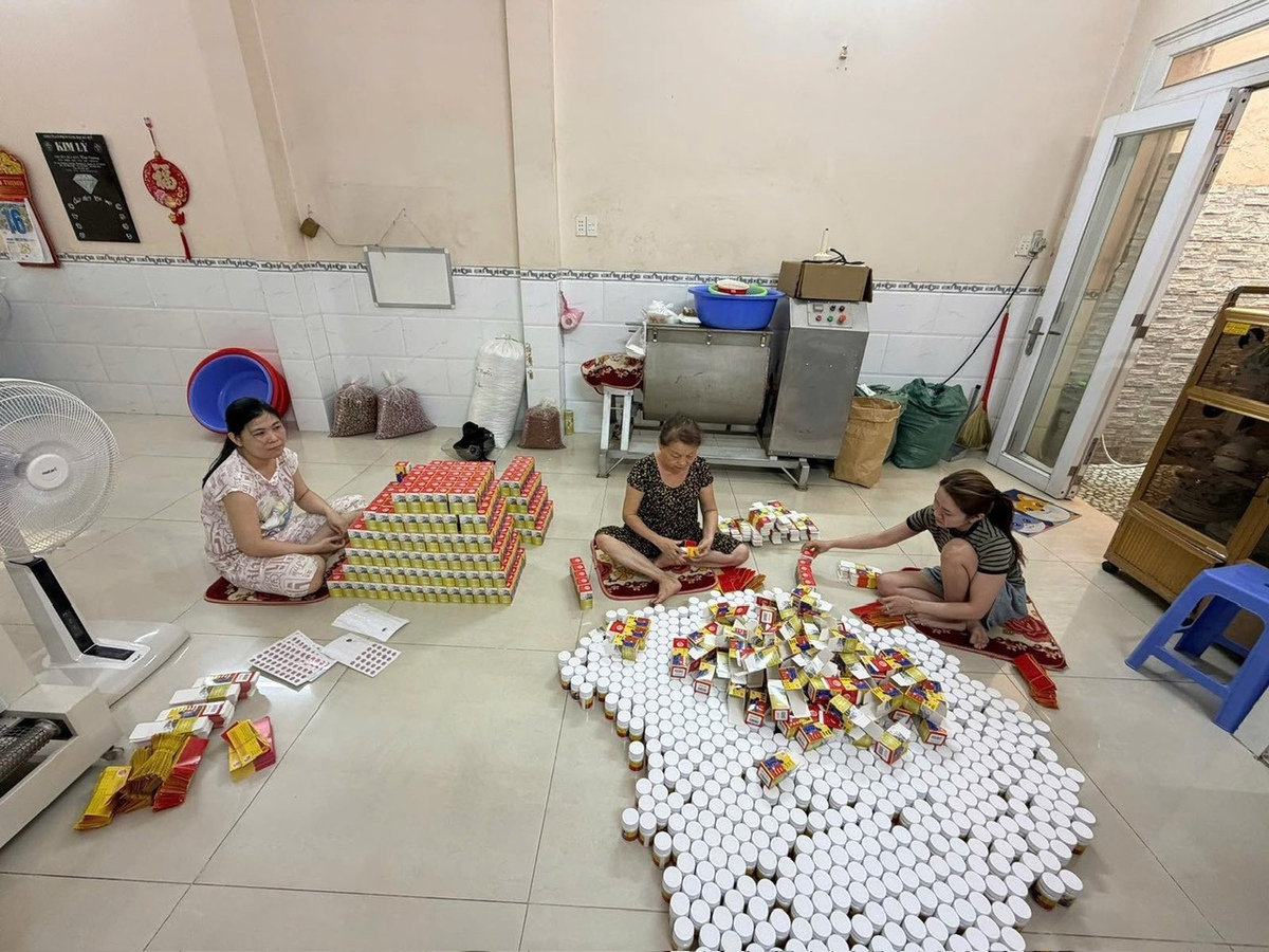 Đột kích “xưởng” thuốc giả khủng ở TP.HCM: Thu giữ 790kg viên nén, 4.000 hộp thuốc dán “mác” ngoại