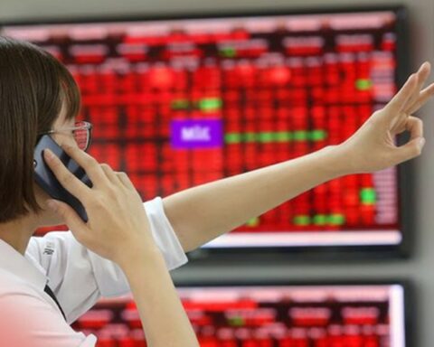 Chứng khoán 16-4: Cổ phiếu Vingroup lại “gánh” điểm số