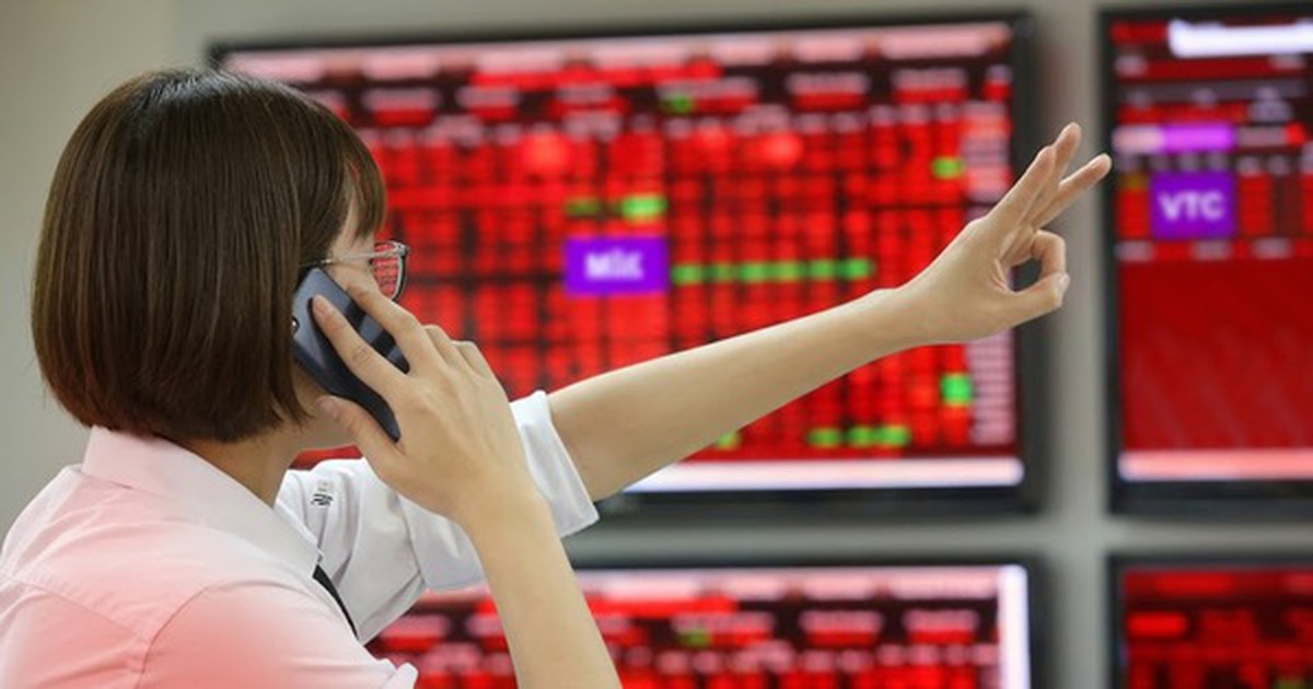 Chứng khoán 16-4: Cổ phiếu Vingroup lại “gánh” điểm số