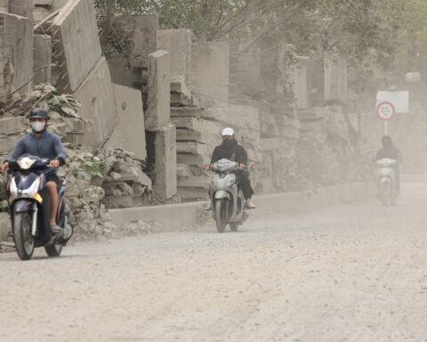 Người Hà Nội ‘ngộp thở’ giữa bụi mịt mù từ công trình xây dựng