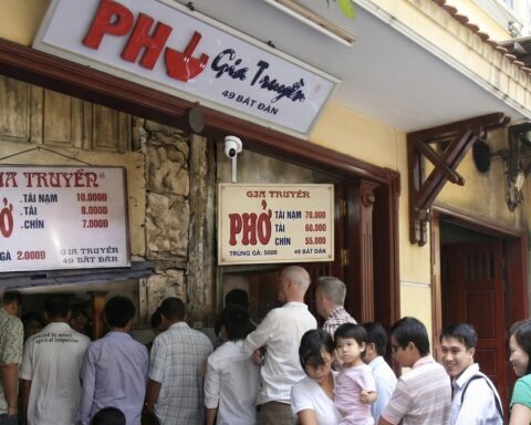 Phở Bát Đàn tăng giá chóng mặt sau 20 năm, chỉ có quả trứng là còn nương tay với ví tiền của thực khách