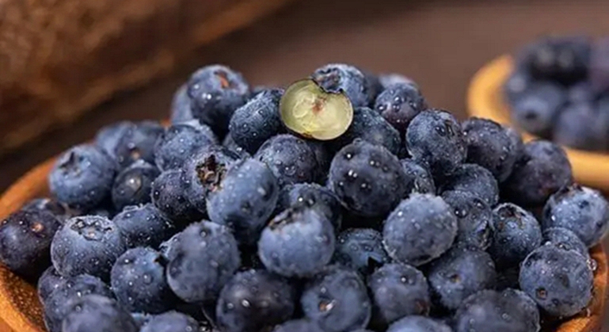 Người phụ nữ 61 tuổi kiên trì ăn việt quất mỗi sáng suốt 4 năm, kết quả khám khiến bác sĩ gật gù