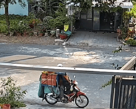 Sự cợt nhả của shipper khi biết khách đang đợi hàng về: Nếu không có camera ghi lại, không ai dám tin