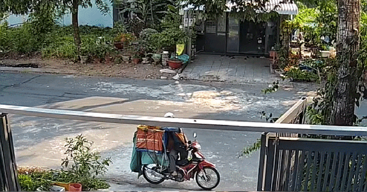 Sự cợt nhả của shipper khi biết khách đang đợi hàng về: Nếu không có camera ghi lại, không ai dám tin