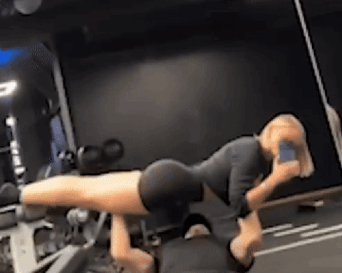 Ngôi sao Chelsea gây bão với clip dùng bạn gái xinh đẹp làm… tạ đẩy ngực