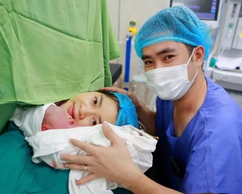 Sinh một con, giữ một con trong bụng: Ca song thai hiếm gặp và hành trình 13 tuần kì tích