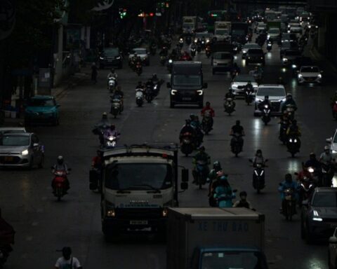 Cảnh tượng hiếm thấy ở Hà Nội lúc 9h sáng