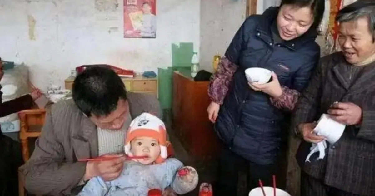 Bé 5 tháng tuổi suy gan sau bữa tiệc gia đình: Bác sĩ lo ngại vì “tình thương thiếu hiểu biết” của ông nội