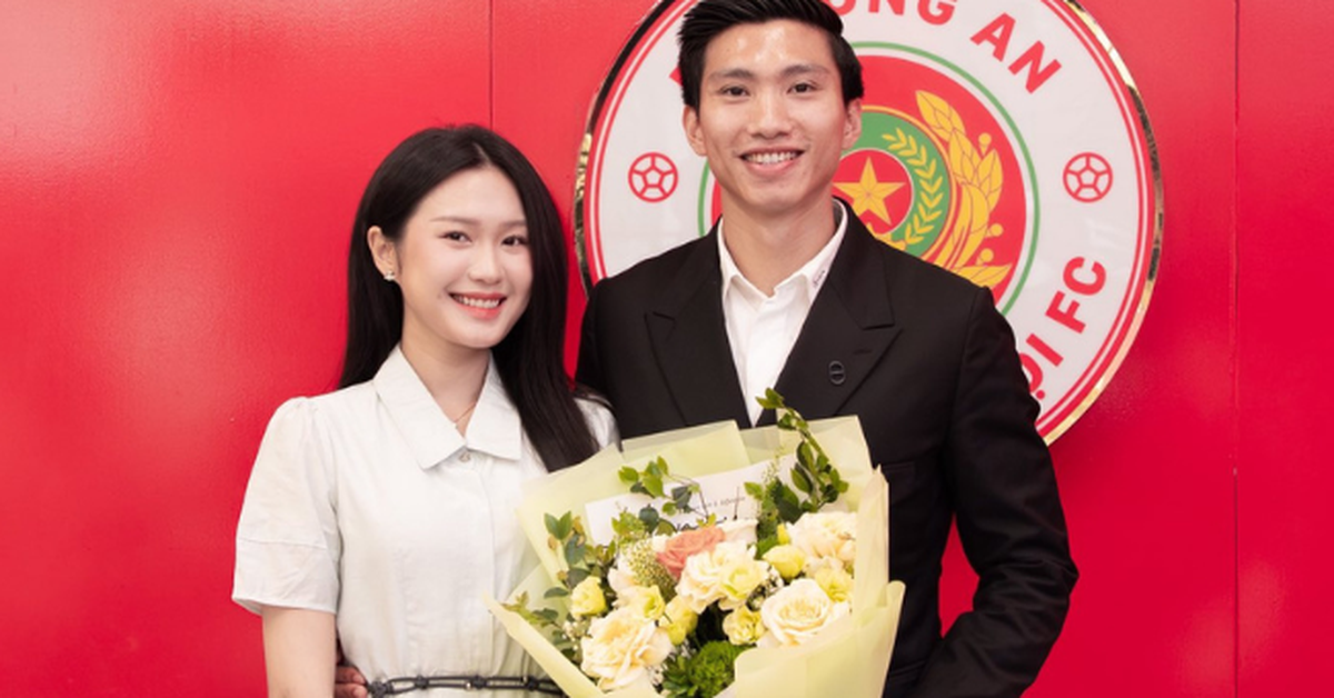 Đoàn Văn Hậu tự tung ảnh nét căng, ôm eo bà xã Doãn Hải My cực tình tứ trong ngày đặc biệt