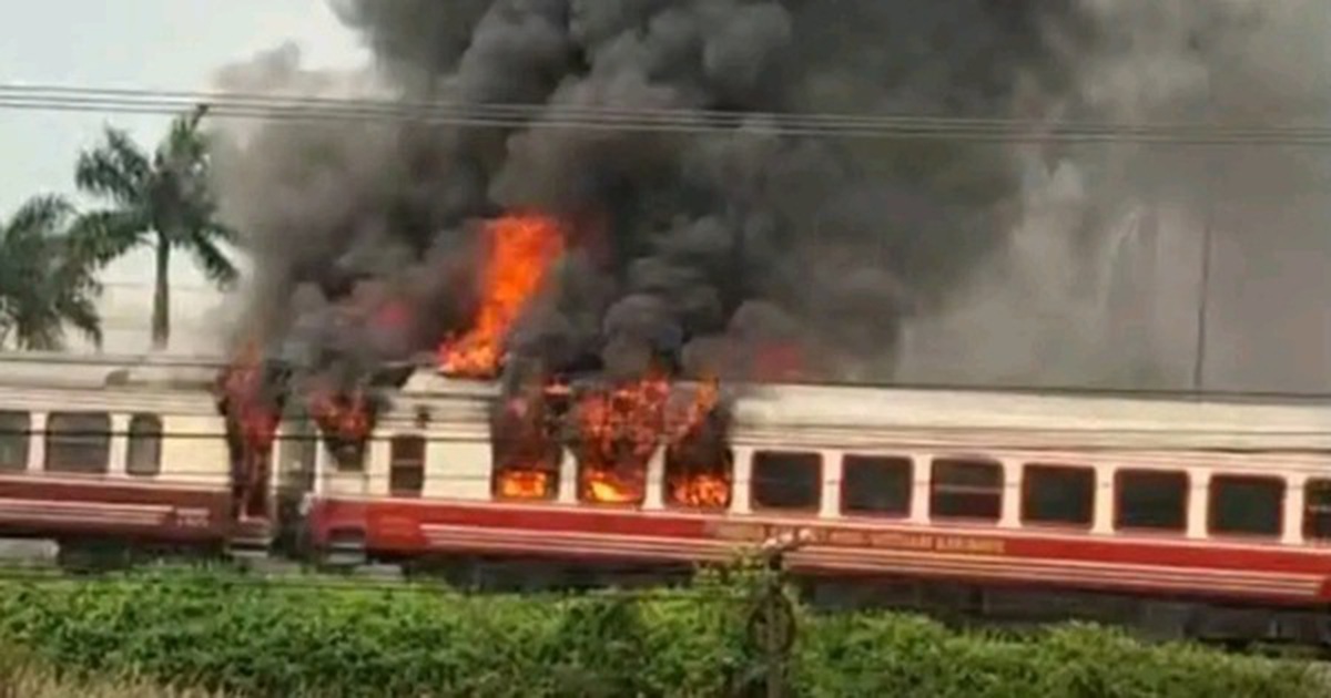 Tàu hỏa chở khách tuyến Hà Nội – Hải Phòng đang chạy bất ngờ bốc cháy dữ dội