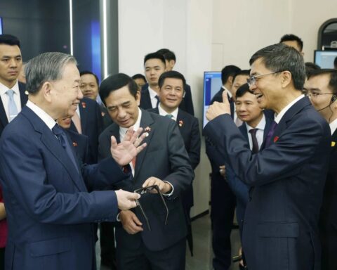Tổng Bí thư, Chủ tịch nước trải nghiệm sản phẩm ứng dụng AI ở biểu tượng của “Con đường tơ lụa số” TQ