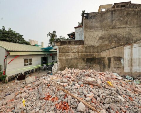 Người Hà Nội tháo dỡ nhà, giao mặt bằng thi công nút giao Phạm Tu – Xa La