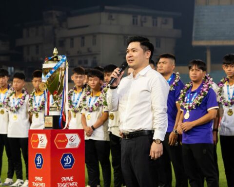 U15 Hà Nội lần đầu vô địch U15 quốc gia, được chủ tịch Hà Nội FC Đỗ Vinh Quang vinh danh trên sân Hàng Đẫy