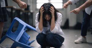 Nút áo bị giật, chiếc ghế nhựa vỡ cùng bản kiểm điểm “nhẹ như không” ở 1 lớp học tại Thanh Hoá: Chúng ta đang dạy học sinh điều gì?