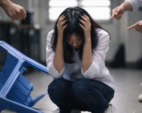 Nút áo bị giật, chiếc ghế nhựa vỡ cùng bản kiểm điểm “nhẹ như không” ở 1 lớp học tại Thanh Hoá: Chúng ta đang dạy học sinh điều gì?