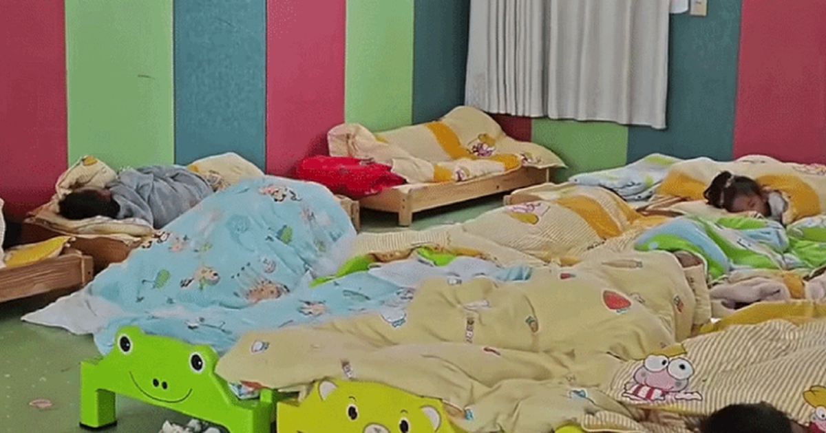 Mới gửi con đi học vài ngày, mẹ nhận ngay đoạn video từ cô giáo: “Các bạn thì ngủ hết, còn bé nhà chị đây”