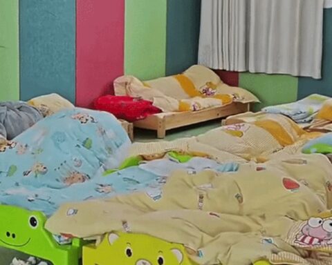 Mới gửi con đi học vài ngày, mẹ nhận ngay đoạn video từ cô giáo: “Các bạn thì ngủ hết, còn bé nhà chị đây”