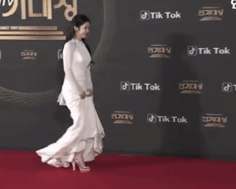 Showbiz có mỹ nhân là ngoại lệ của tuổi tác, vì một câu nói mà bị cấm sóng