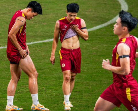 Có cầu thủ nào đi đá bóng mà da trắng bóc như Đình Bắc, visual thư sinh, vén áo khoe body thì cực cuốn