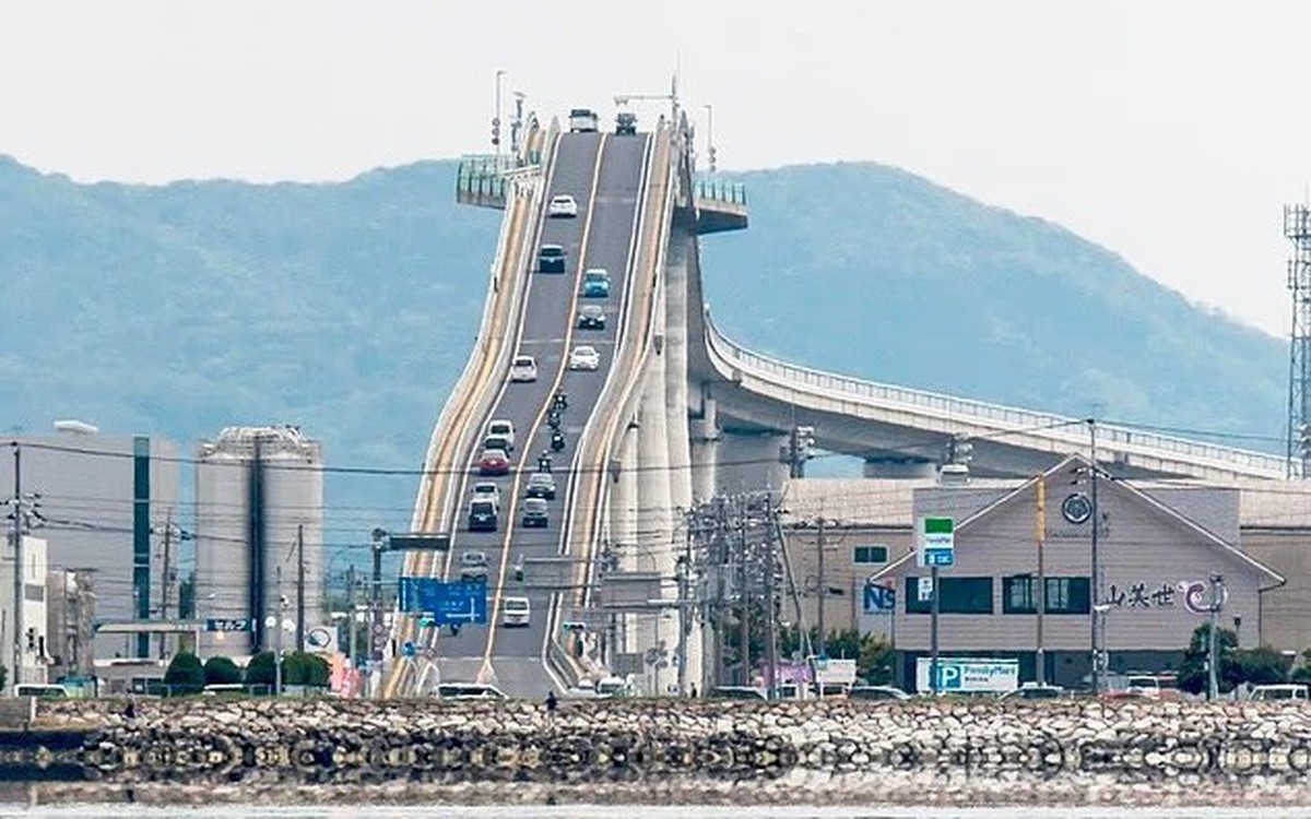 Cây cầu ‘điên rồ’ nhất Nhật Bản gây tranh luận xôn xao trên mạng xã hội