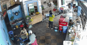 Shipper ngã xe, bánh tráng và trà sữa đổ sạch: Chủ quán đăng camera an ninh toàn cảnh sự việc gây bão mạng