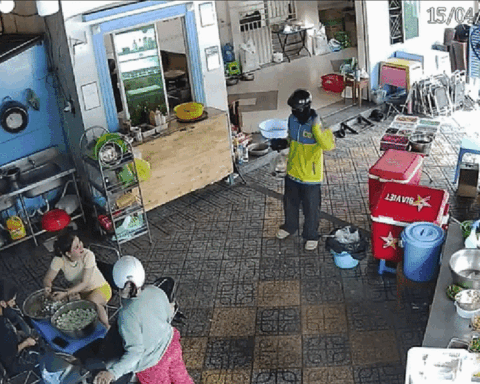 Shipper ngã xe, bánh tráng và trà sữa đổ sạch: Chủ quán đăng camera an ninh toàn cảnh sự việc gây bão mạng