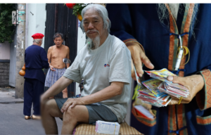 Ăn mặc bảnh bao đi bán vé số, ông lão ở TP.HCM sở hữu “gia tài” khó tin: Lần đầu chia sẻ ký ức về vợ