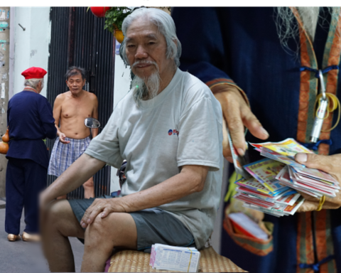 Ăn mặc bảnh bao đi bán vé số, ông lão ở TP.HCM sở hữu “gia tài” khó tin: Lần đầu chia sẻ ký ức về vợ
