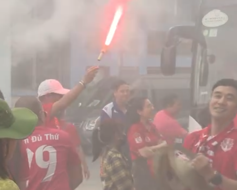 Sự cố tại V.League: Tiền đạo Hải Phòng nhập viện khẩn cấp vì dính pháo sáng của CĐV đội nhà