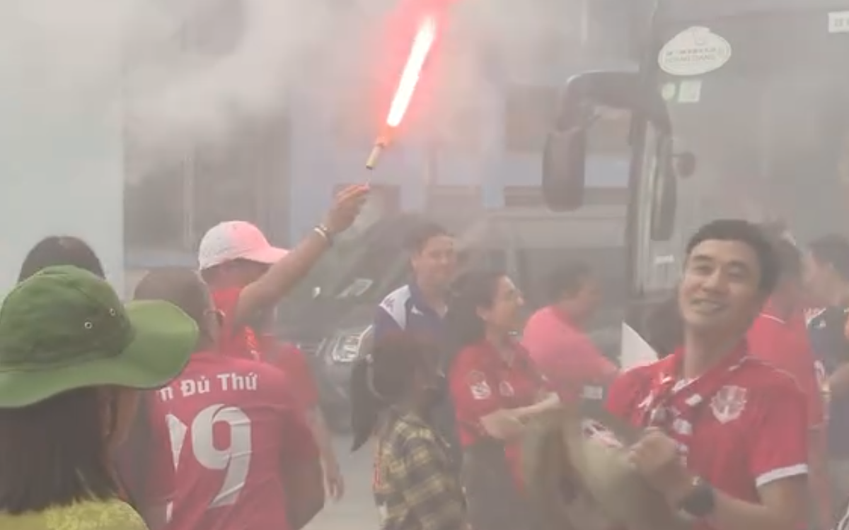 Sự cố tại V.League: Tiền đạo Hải Phòng nhập viện khẩn cấp vì dính pháo sáng của CĐV đội nhà