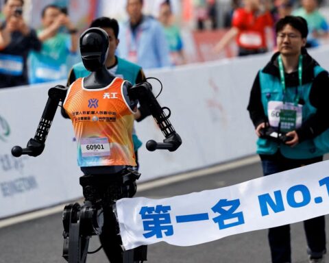 Công nghệ 19/4: Robot hình người thi chạy marathon tại Trung Quốc