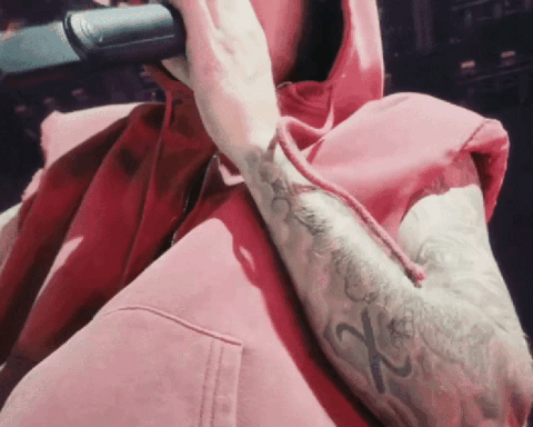 Thiên hạ đệ nhất yêu vợ gọi tên Justin Bieber, tuyên bố công khai: “Em yêu, anh yêu em. Bài hát này dành cho em!”
