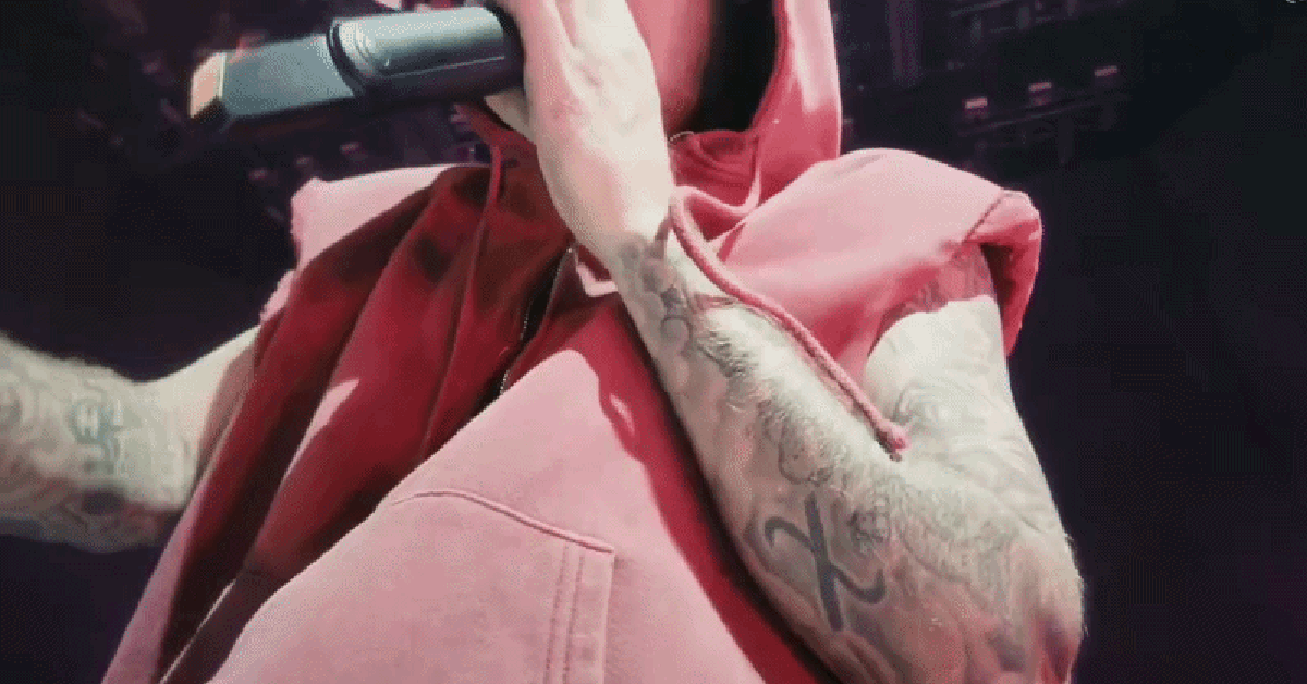Thiên hạ đệ nhất yêu vợ gọi tên Justin Bieber, tuyên bố công khai: “Em yêu, anh yêu em. Bài hát này dành cho em!”