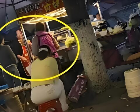 Nữ sinh lớp 12 mượn điện thoại của chủ quán quen vào phòng thi quay cóp rồi bị bắt: Phụ huynh ép người cho mượn quỳ lạy xin lỗi