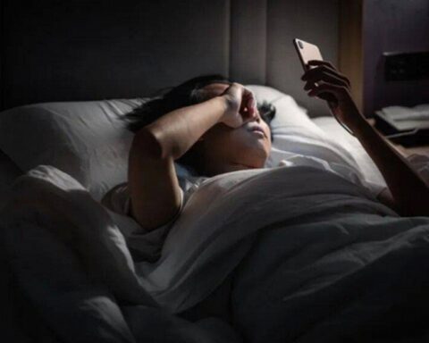 Không phải mê tín, tại sao thức giấc nửa đêm KHÔNG nên nhìn đồng hồ?