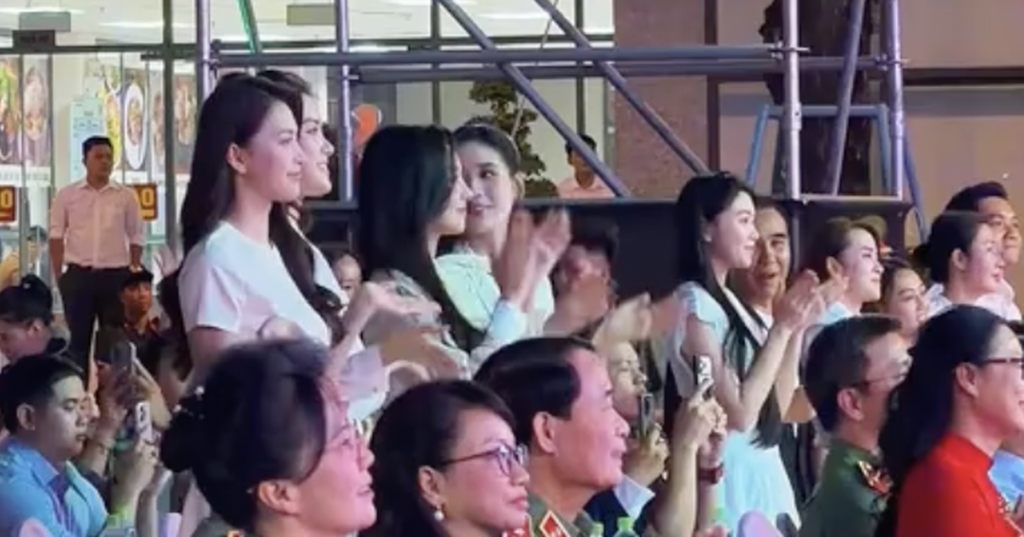 Lọ Lem “đụng độ” cam thường với Tiểu Vy