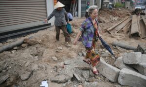 Người Hà Nội dò dẫm tìm lối đi qua công trường mở rộng đường gần 400 tỷ