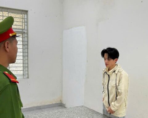Thi hành lệnh bắt tạm giam ‘cô đồng’ Nguyễn Đức Quyền SN 2001